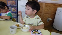 アイスを食べている男の子