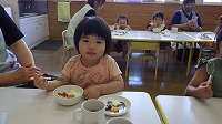 アイスを食べている女の子
