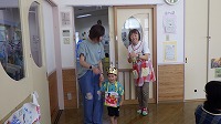 お母さんと一緒に入場している誕生児