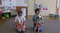 インタビューを受けている誕生児