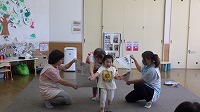 パンチして新聞紙を破いて楽しんでいる子ども