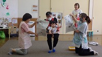 パンチして新聞紙を破いて楽しんでいる子ども