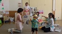 パンチして新聞紙を破いて楽しんでいる子ども