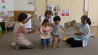 パンチして新聞紙を破いて楽しんでいる子ども