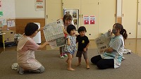 パンチして新聞紙を破いて楽しんでいる子ども