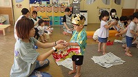 新聞紙を丸めて楽しんでいる子ども