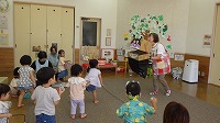 丸めた新聞紙をバイキンマンにぶつけて楽しんでいる子ども達