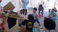 丸めた新聞紙をバイキンマンにぶつけて楽しんでいる子ども達