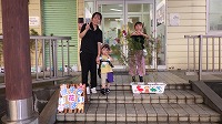 花の前でお母さん男の子お姉さん