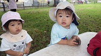 公園で女の子と男の子