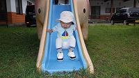 滑り台を滑る男の子