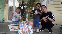 花の前でお姉さんと男の子とお母さん