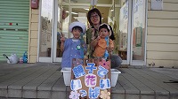 花の前で男の子お母さん男の子