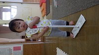 お掃除をする女の子