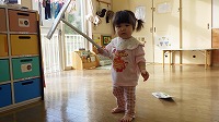 お掃除をする女の子