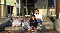 花の前で女の子とお兄さんとお母さん