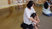 おばあさんと一緒に遊んでいる子ども