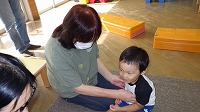おばあさんと一緒に遊んでいる子ども