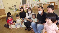 おばあさんとふれあい遊びを楽しんでいる子どもたち