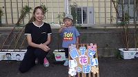 花の前でお母さんと男の子
