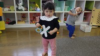 歌に合わせて踊る女の子